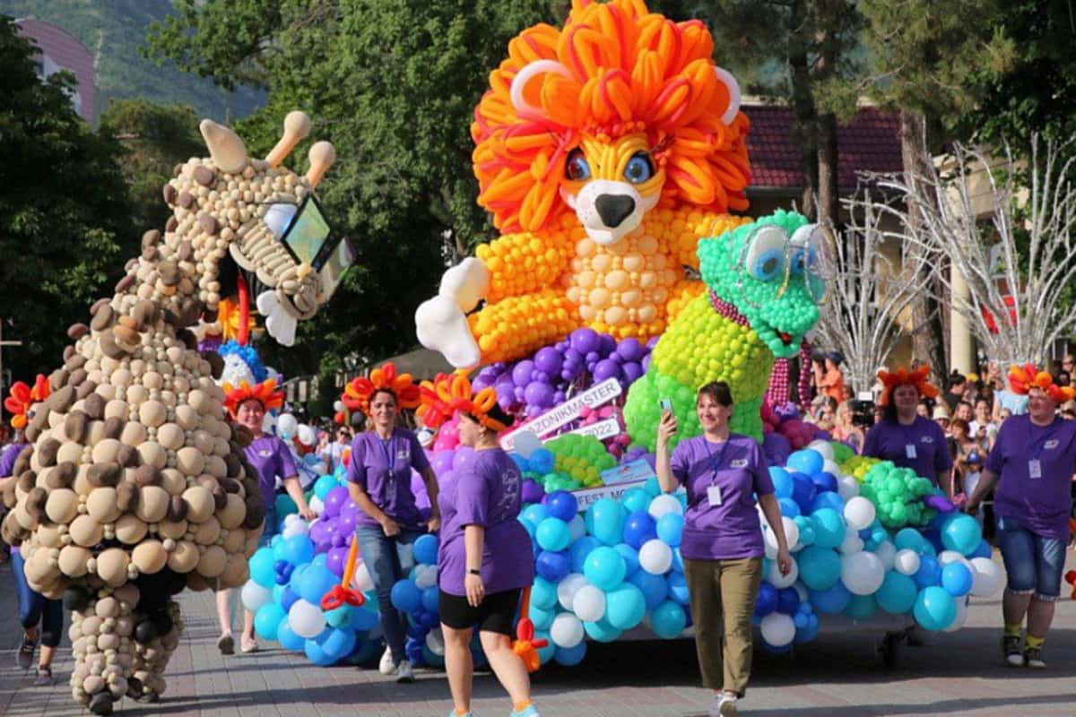 Карнавальное шествие в Геленджике открыло курортный сезон 2022 года